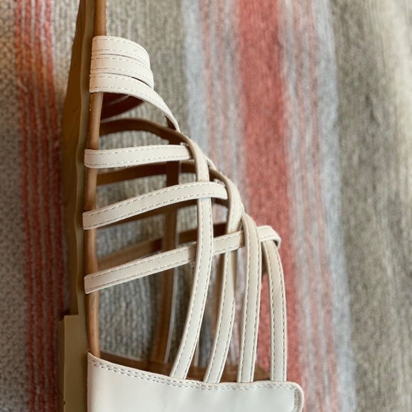 New Never Worn Journee Collection Hanni White Gladiator Sandals Size 7.5 - Picture 9 of 13